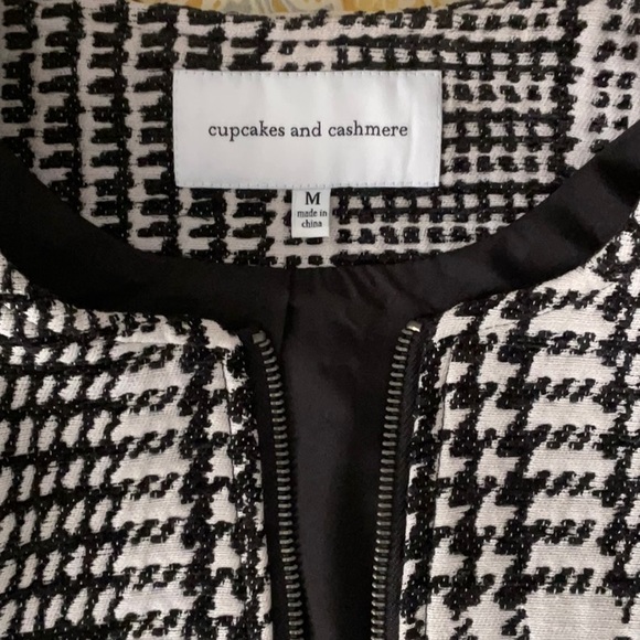 Women’s Black and Cream Patterned Jacket with front zipper. - Picture 3 of 5